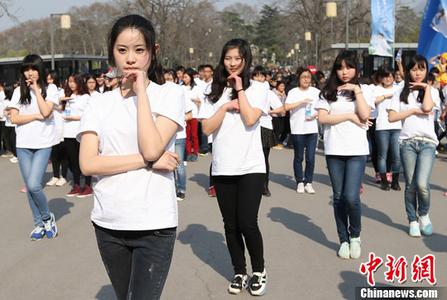 女病毒学家给自己注射病毒